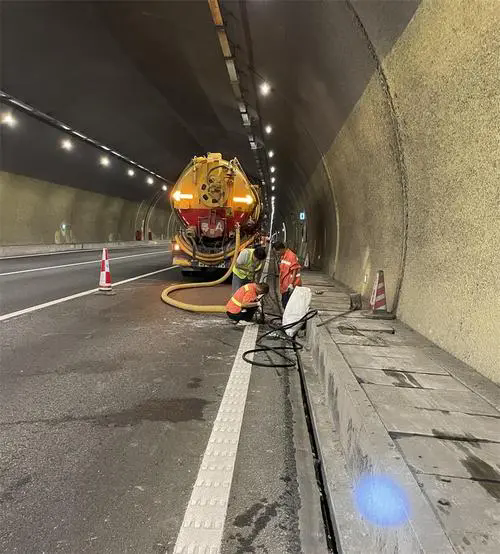 安乡隧道排水渠清淤